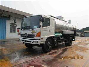 xe phun tưới nhựa đường hino 5 khối