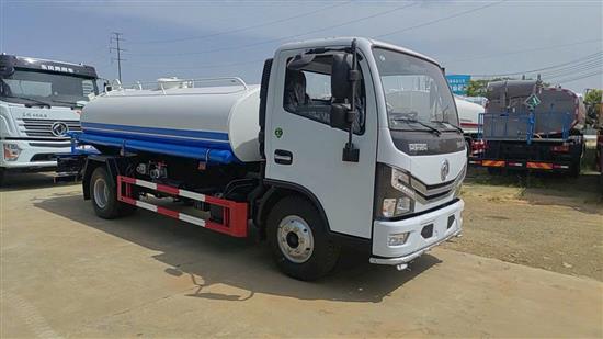 Xe bôn xi téc phun nước Dongfeng - 5.3 khối